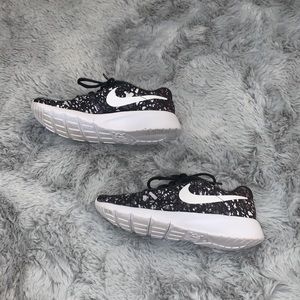 Youth Nike shoes barely used easily cleanable